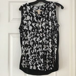 Sleeveless buttoned v-neck blouse